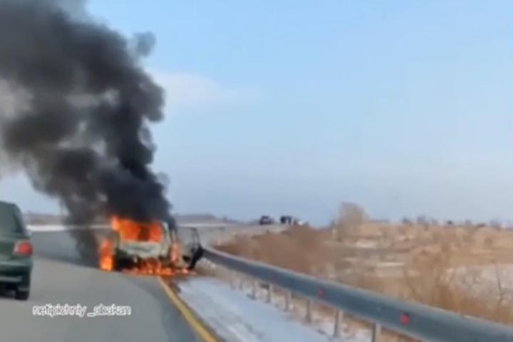 На Аскизском тракте в Хакасии сгорел автомобиль